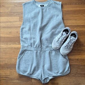 👟 Urban Outfitters BDG gray romper. Size L.